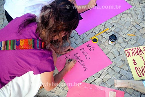  Manifestant prepares poster that say: I do not want candy, I want respect - during manifestation the International Womens Day  - Rio de Janeiro city - Rio de Janeiro state (RJ) - Brazil