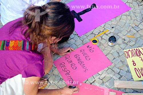  Manifestant prepares poster that say: I do not want candy, I want respect - during manifestation the International Womens Day  - Rio de Janeiro city - Rio de Janeiro state (RJ) - Brazil