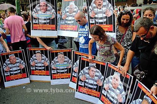  Poster of politician costumed of detainees during demonstration against the social security reform proposed by the government of Michel Temer  - Rio de Janeiro city - Rio de Janeiro state (RJ) - Brazil