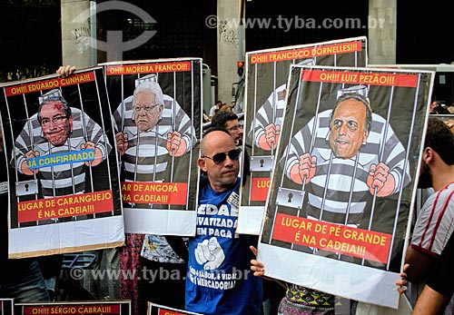  Poster of politician costumed of detainees during demonstration against the social security reform proposed by the government of Michel Temer  - Rio de Janeiro city - Rio de Janeiro state (RJ) - Brazil