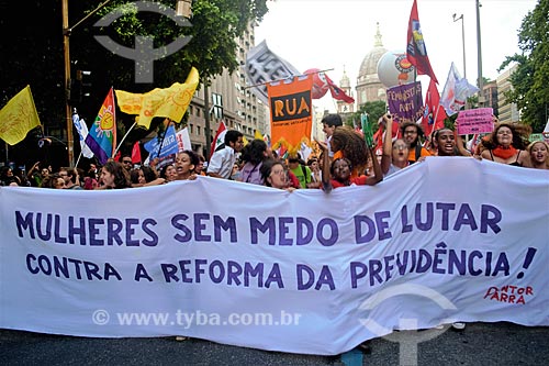  Poster that say: Women without fear of fighting, against social security reform - during demonstration against the social security reform proposed by the government of Michel Temer  - Rio de Janeiro city - Rio de Janeiro state (RJ) - Brazil