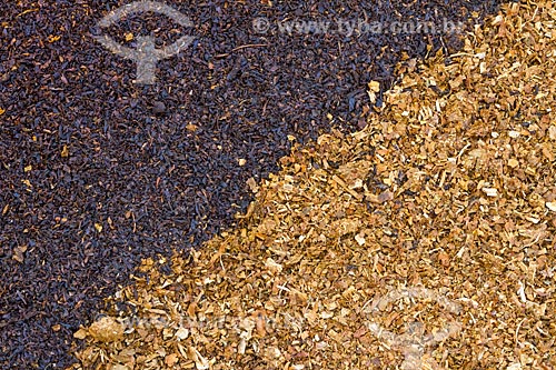  Detail of crushed dark residue tobacco plants - to the left - and crushed clear dry leaf tobacco plants - to the right  - Guarani city - Minas Gerais state (MG) - Brazil