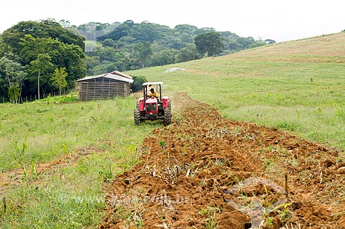  Tractor plowing the soil - Guarani city rural zone  - Guarani city - Minas Gerais state (MG) - Brazil