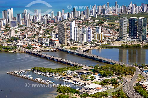  Aerial photo of the Cabanga Pernambuco Yacht Club with the Governador Paulo Guerra Bridge and Governador Agamenon Magalhaes Bridge  - Recife city - Pernambuco state (PE) - Brazil