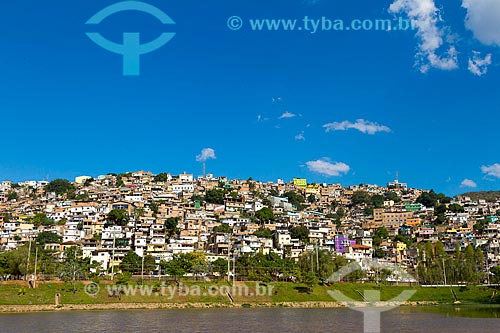  View of the Santa Lucia Dam with the Encontro Slum in the background  - Belo Horizonte city - Minas Gerais state (MG) - Brazil