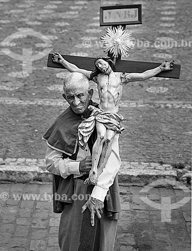  Detail of pilgrim during pilgrimage - Monte Santo city  - Monte Santo city - Bahia state (BA) - Brazil