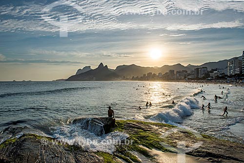  View of the sunset from Arpoador Stone with the Rock of Gavea and the Morro Dois Irmaos (Two Brothers Mountain) in the background  - Rio de Janeiro city - Rio de Janeiro state (RJ) - Brazil