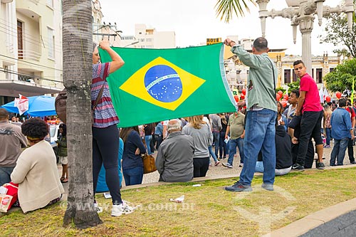  Demonstrators holding the Brazilian flag during the general strike convened by the Trade Union Centrals  - Juiz de Fora city - Minas Gerais state (MG) - Brazil