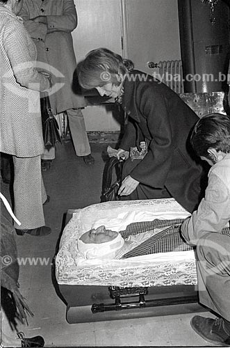  Dona Matilde at the time of the transfer of the body of Pablo Neruda of the Hospital Santa Maria  - Santiago city - Santiago Province - Chile