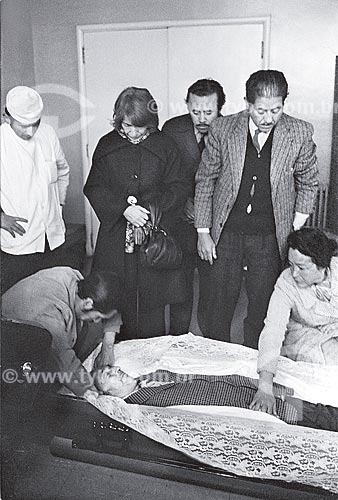  Dona Matilde at the time of the transfer of the body of Pablo Neruda of the Hospital Santa Maria  - Santiago city - Santiago Province - Chile