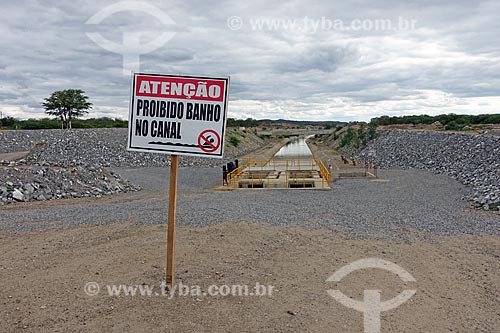  Irrigation canal of the Project of Integration of Sao Francisco River with the watersheds of Northeast setentrional with warning plaque that say: Attention, no bath in the canal  - Monteiro city - Paraiba state (PB) - Brazil