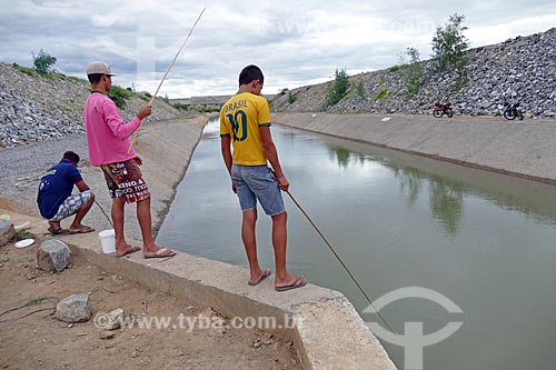  Fishermen - irrigation canal of the Project of Integration of Sao Francisco River with the watersheds of Northeast setentrional  - Monteiro city - Paraiba state (PB) - Brazil