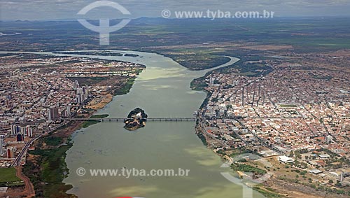  Aerial photo of the Presidente Eurico Gaspar Dutra Bridge - connects the cities of Petrolina (PE) - to the left - and Juazeiro (BA) - to the right  - Petrolina city - Pernambuco state (PE) - Brazil