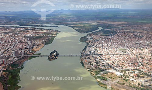  Aerial photo of the Presidente Eurico Gaspar Dutra Bridge - connects the cities of Petrolina (PE) - to the left - and Juazeiro (BA) - to the right  - Petrolina city - Pernambuco state (PE) - Brazil