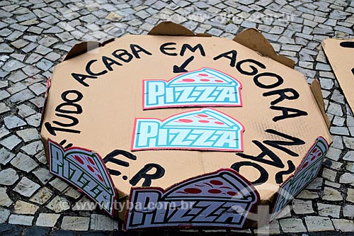  Poster that say: Everything ends up in pizza? Not now - during a manifestation after JBS denunciation against President Michel Temer  - Rio de Janeiro city - Rio de Janeiro state (RJ) - Brazil