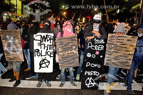  Masked demonstrator during a manifestation after JBS denunciation against President Michel Temer  - Rio de Janeiro city - Rio de Janeiro state (RJ) - Brazil