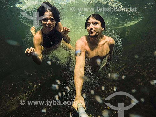 Couple making a selfie - jumping into the water in Boi Stream  - Santana do Riacho city - Minas Gerais state (MG) - Brazil