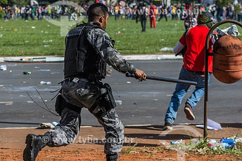  Confrontation between demonstrators and the Military Police during the demonstration against the government of Michel Temer - Esplanade of Ministries  - Brasilia city - Distrito Federal (Federal District) (DF) - Brazil