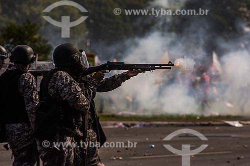  Policeman using launcher of rubber bullet to disperse the demonstration against the government of Michel Temer - Esplanade of Ministries  - Brasilia city - Distrito Federal (Federal District) (DF) - Brazil