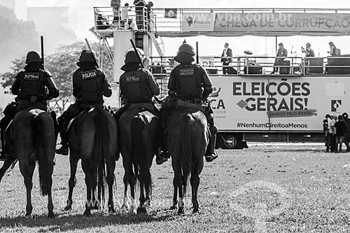  Military Police Cavalry protecting the National Congress during demonstration against the government of Michel Temer - Esplanade of Ministries  - Brasilia city - Distrito Federal (Federal District) (DF) - Brazil