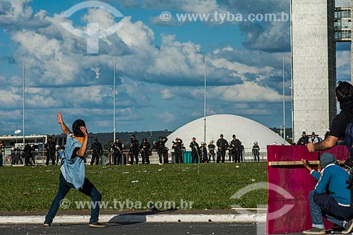  Protester throwing stone during the manifestation during the demonstration against the government of Michel Temer - Esplanade of Ministries  - Brasilia city - Distrito Federal (Federal District) (DF) - Brazil