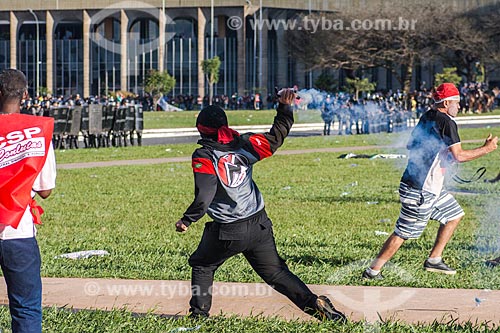  Protester throwing bomb of tear gas during the manifestation during the demonstration against the government of Michel Temer - Esplanade of Ministries  - Brasilia city - Distrito Federal (Federal District) (DF) - Brazil