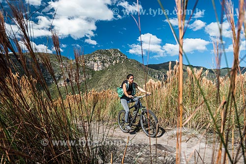  Woman riding bicycles - Serra do Cipo National Park  - Santana do Riacho city - Minas Gerais state (MG) - Brazil