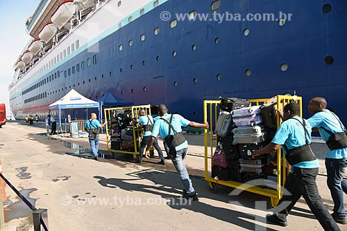 Workers carrying luggage of cruise ship berthed - Pier Maua  - Rio de Janeiro city - Rio de Janeiro state (RJ) - Brazil