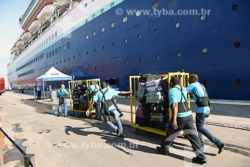  Workers carrying luggage of cruise ship berthed - Pier Maua  - Rio de Janeiro city - Rio de Janeiro state (RJ) - Brazil