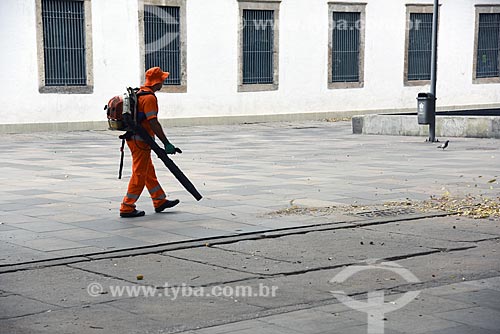  Street sweeper making sweeping with a blower with the Paço Imperial (Imperial Palace) - 1743 - in the background  - Rio de Janeiro city - Rio de Janeiro state (RJ) - Brazil