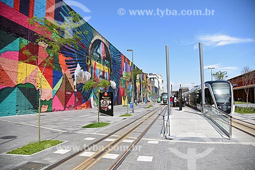  Light rail transit with the Ethnicities Wall - Mayor Luiz Paulo Conde Waterfront (2016)  - Rio de Janeiro city - Rio de Janeiro state (RJ) - Brazil