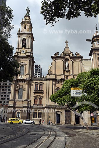  Trails of light rail transit - XV de Novembro square with the Our Lady of Mount Carmel Church (1770) - old Rio de Janeiro Cathedral - in the background  - Rio de Janeiro city - Rio de Janeiro state (RJ) - Brazil