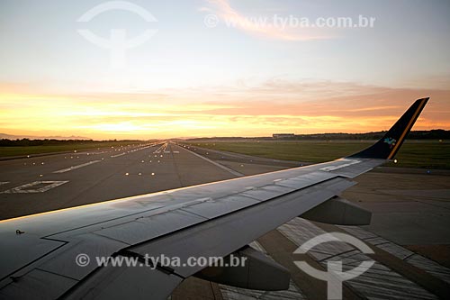  Airplane - runway of the Antonio Carlos Jobim International Airport  - Rio de Janeiro city - Rio de Janeiro state (RJ) - Brazil
