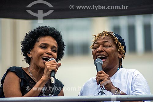  Detail of Teresa Cristina and Martnalia during demonstration against the government of Michel Temer - Copacabana Beach waterfront  - Rio de Janeiro city - Rio de Janeiro state (RJ) - Brazil