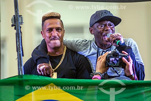  Detail of Mano Brown and Rappin Hood during demonstration against the government of Michel Temer - Copacabana Beach waterfront  - Rio de Janeiro city - Rio de Janeiro state (RJ) - Brazil