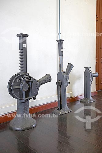  Screwjacks of French manufacturing on exhibit - Station Museum of Memory - the to the left has the capacity to lift 35 tons  - Joinville city - Santa Catarina state (SC) - Brazil