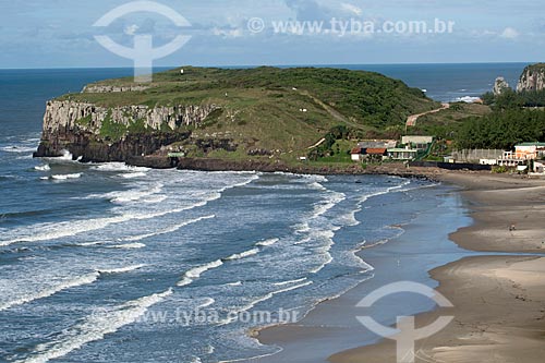  View of the Cal Beach with the Farol Hill (Lighthouse Hill) in the background  - Torres city - Rio Grande do Sul state (RS) - Brazil