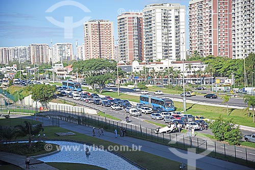  View of traffic jam with car flipped over - Americas Avenue  - Rio de Janeiro city - Rio de Janeiro state (RJ) - Brazil