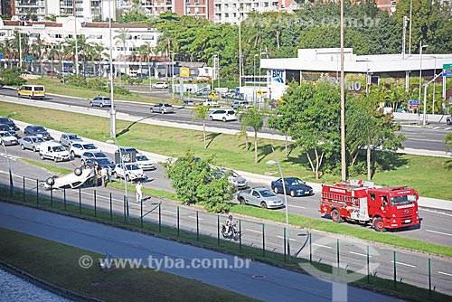  View of traffic jam with car flipped over - Americas Avenue  - Rio de Janeiro city - Rio de Janeiro state (RJ) - Brazil