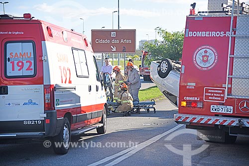  First aid to woundeds - car flipped over - Americas Avenue  - Rio de Janeiro city - Rio de Janeiro state (RJ) - Brazil