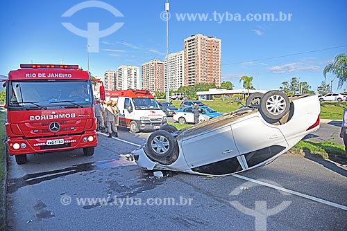  Car flipped over - Americas Avenue  - Rio de Janeiro city - Rio de Janeiro state (RJ) - Brazil