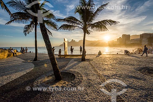  View of the sunset from Arpoador Beach with the monument to Millor Fernandes at Largo of the Millor  - Rio de Janeiro city - Rio de Janeiro state (RJ) - Brazil