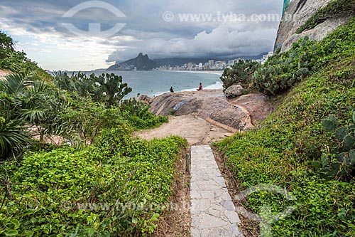  View of the sunset on a cloudy day - Arpoador Stone with the Ipanema Beach and Morro Dois Irmaos (Two Brothers Mountain) in the background  - Rio de Janeiro city - Rio de Janeiro state (RJ) - Brazil