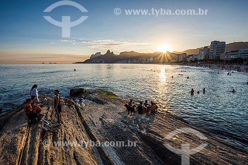  People observing the sunset from Arpoador Stone with the Morro Dois Irmaos (Two Brothers Mountain) and the Rock of Gavea in the background  - Rio de Janeiro city - Rio de Janeiro state (RJ) - Brazil