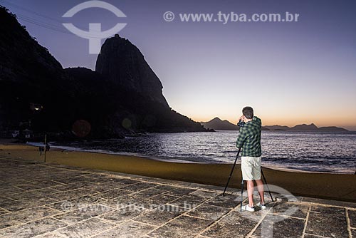 Man photographing the dawn - Vermelha Beach (Red Beach) with the Sugar Loaf in the background  - Rio de Janeiro city - Rio de Janeiro state (RJ) - Brazil