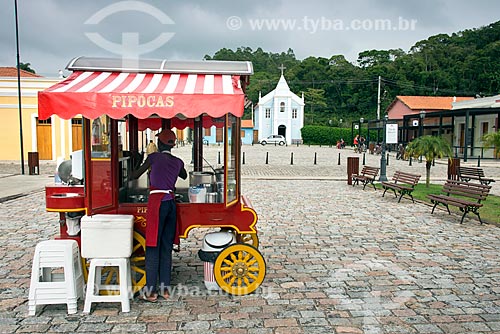  Popcorn cart - Patio dos Imigrantes (Immigrants Courtyard square) with the Saint Lawrence Church (1906) in the background  - Guararema city - Sao Paulo state (SP) - Brazil