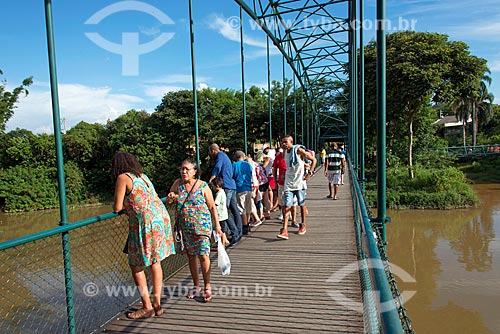  People observing the Paraiba do Sul River from suspension bridge  - Guararema city - Sao Paulo state (SP) - Brazil