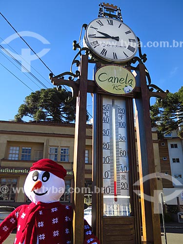  Detail of winter decoration and thermometer scoring below zero  - Canela city - Rio Grande do Sul state (RS) - Brazil