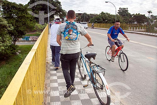  Man riding bicycles - Our Lady of Rosary Bridge over the Paraiba do Sul River  - Jacarei city - Sao Paulo state (SP) - Brazil