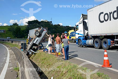  Car flipped over - snippet of Fernao Dias Highway (BR-381) near to Tres Coracoes city  - Tres Coracoes city - Minas Gerais state (MG) - Brazil